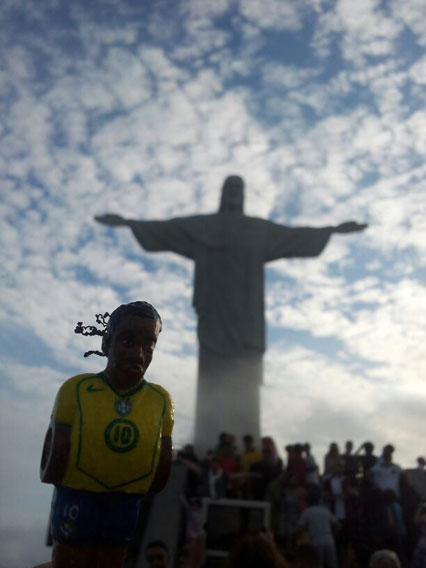 RONALDINHO-on-TOUR1